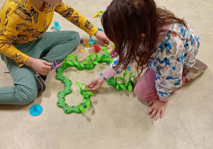 Na zdjęciu uczniowie podczas zabaw świetlicowych.