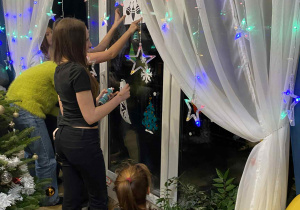 Na zdjęciu uczniowie klasy 7b podczas dekoracji okien.