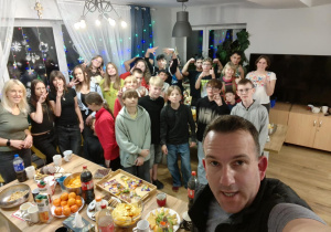 Na zdjęciu uczniowie klasy 7b wraz z dziećmi z domu dziecka oraz opiekunkami. Na zdjęciu jest również wychowawca klasy 7b, p. Kamil Dyjankiewicz.