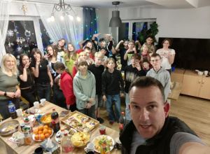 Uczniowie klasy 7b z wizytą w domu dziecka