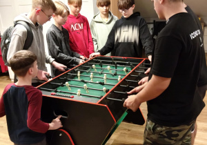 Na zdjęciu uczniowie klasy 7b wraz z dziećmi z domu dziecka podczas gry w piłkarzyki.