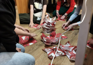 Na zdjęciu uczennice klasy 7b podczas składania serwetek.