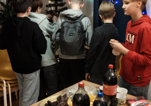 Na zdjęciu uczeniowie klasy 7b podczas dekorowania choinki.