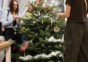 Na zdjęciu uczeniowie klasy 7b podczas dekorowania choinki.