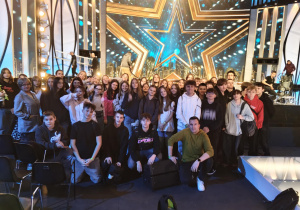 Na zdjęciu uczniowie klas 7 i 8 w studiu nagraniowym.