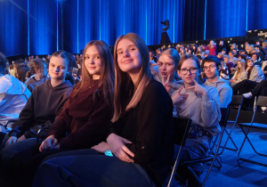 Na zdjęciu uczniowie klas 7 i 8, którzy siedzą na widowni.