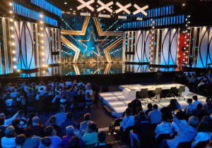 Na zdjęciu widownia i scena, na której występują uczestnicy.