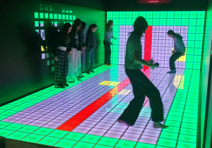 Na zdjęciu uczniowie klasy 7b podczas gry interaktywnej.