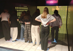 Na zdjęciu uczniowie klasy 7b podczas gry interaktywnej.