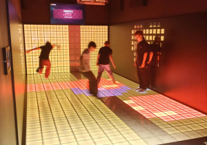 Na zdjęciu uczniowie klasy 7b podczas gry interaktywnej.