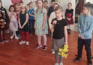 Na zdjęciu uczennica mówi swoją rolę podczas krótkiego przedstawienia.