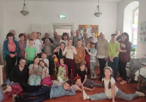 Na zdjęciu uczniowie pozują do zdjęcia grupowego.