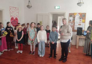 Na zdjęciu uczniowie witają się z seniorami z Domu Pobytu Dziennego.