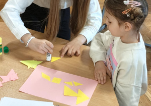 Na zdjęciu uczennica naszej szkoły wraz z przyszłą uczennicą klasy 1 podczas warsztatów matematycznych.