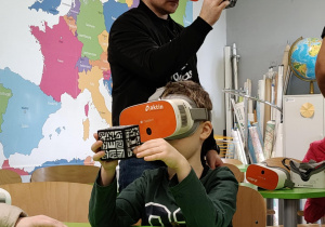 Na zdjęciu przyszły uczeń klasy 1 wraz z tatą podczas zajęć z okularów VR.