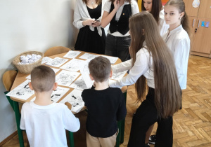 Na zdjęciu uczennice naszej szkoły wraz z przyszłorocznymi uczniami klasy 1 podczas wybierania kolorowanek.