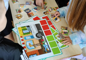 Na zdjęciu dzieci podczas układania historyjki.