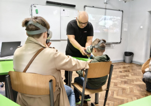 Na zdjęciu dziecko wraz z mamą, którzy oglądają świat w okularach VR.