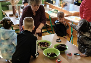 Na zdjęciu przyszłoroczni uczniowie klasy 1 biorą udział w ekowarsztatach.