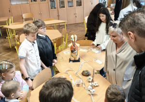 Na zdjęciu przyszłoroczni uczniowie klas 1 podczas oglądania pracowni biologicznej.