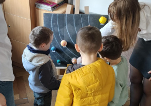 Na zdjęciu przyszłoroczni uczniowie klas 1 podczas zajęć w pracowni fizycznej.