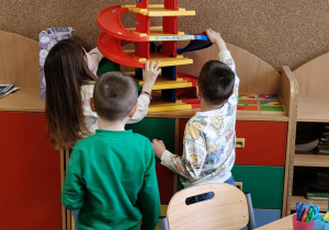 Na zdjęciu przyszłoroczni uczniowie klas 1 podczas zabaw w świetlicy szkolnej.