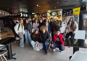 Na zdjęciu uczniowie w kinie przy automatach do gier.