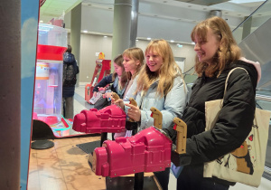 Na zdjęciu uczniowie w kinie przy automatach do gier.