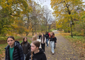 Na zdjęciu uczniowie w Parku Źródliska.