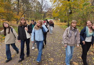 Na zdjęciu uczniowie w Parku Źródliska.