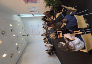 Na zdjęciu uczniowie podczas warsztatów w Centrum Dialogu im. Marka Edelmana.