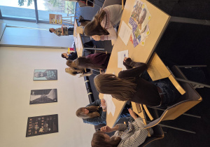 Na zdjęciu uczniowie podczas warsztatów w Centrum Dialogu im. Marka Edelmana.