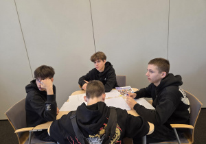 Na zdjęciu uczniowie podczas warsztatów w Centrum Dialogu im. Marka Edelmana.