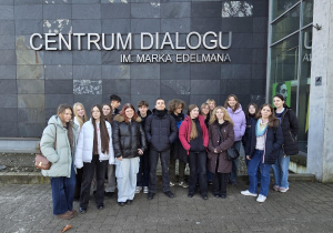 Na zdjęciu uczniowie przy wejściu do budynku.