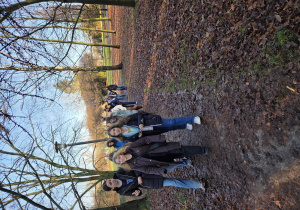 Na zdjęciu uczniowie w Parku Ocalałych.