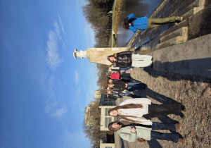 Na zdjęciu uczniowie w Parku Ocalałych.