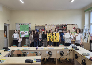 Na zdjęciu uczniowie w szkole z plakatami i listami w obronie praw ludzi.