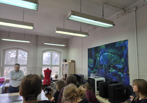 Na zdjęciu uczniowie klas ósmych podczas wizyty w CKZiU w Łodzi.