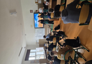 Na zdjęciu uczniowie klas ósmych oraz uczniowie ZSG w Łodzi prezentujący ofertę swojej szkoły.