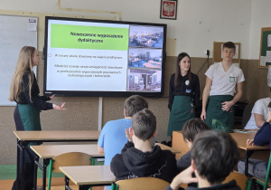 Na zdjęciu uczniowie klas ósmych oraz uczniowie ZSG w Łodzi prezentujący ofertę swojej szkoły.