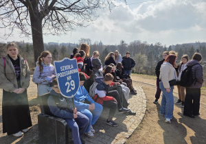 Na zdjęciu uczniowie w Parku Ocalałych.