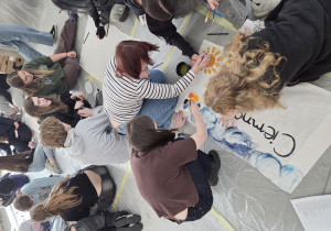 Na zdjęciu uczniowie i pracownicy Centrum Dialogu im. Marka Edelmana podczas warsztatów plastycznych.