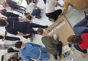 Na zdjęciu uczniowie i pracownicy Centrum Dialogu im. Marka Edelmana podczas warsztatów plastycznych.