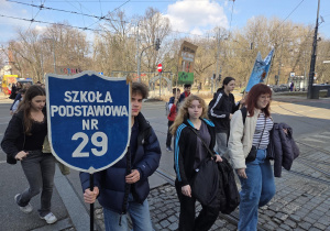 Na zdjęciu uczniowie podczas Marszu Przeciwko Dyskryminacji.