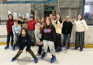 Na zdjęciu uczniowie klasy 5a wraz z wychowczynią - p. Magdaleną Pawlak.