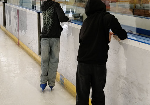 Na zdjęciu uczniowie podczas jazdy na łyżwach na lodowisku.