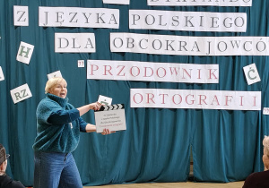 Na zdjęciu p. dyrektor, Elżbieta Jurek, która otwiera uroczystość.