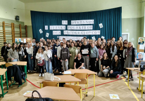 Na zdjęciu wszyscy uczestnicy dyktanda.