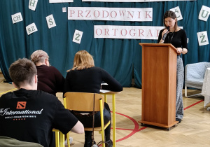 Na zdjęciu uczestnicy dyktanda oraz p. Magdalena Podgórska, która dyktuje tekst dyktanda.