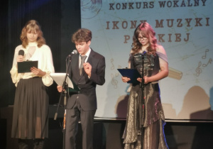 Na zdjęciu prowadzący konkurs.
